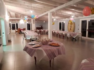 sala interna con tavoli apparecchiati